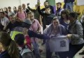 Референдум в Каталонии. Полиция отбирает бюллетени