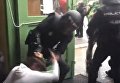 Работа полиции в Каталонии: тащат за волосы и бьют ногами