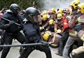 Столкновения протестующих с полицией в Каталонии