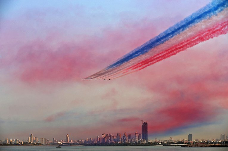 Выступление Красных стрел ВВС Великобритании на авиашоу в Кувейте