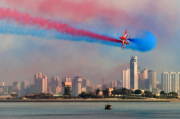 Выступление Красных стрел ВВС Великобритании на авиашоу в Кувейте