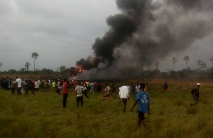 На месте падения военного транспортного самолета Ан-12 в Конго