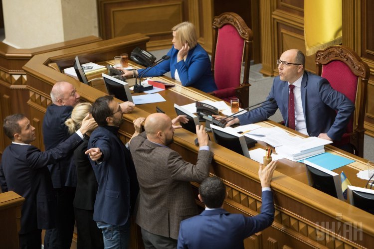 Народные депутаты в президиуме парламента во время заседания Верховной Рады Украины