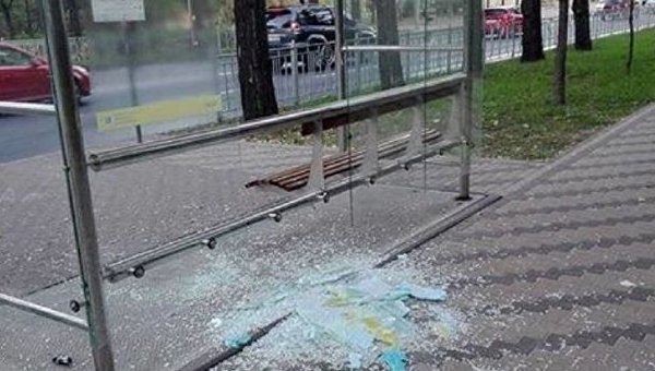 Разбитая остановка в Киеве