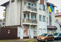Вандалы разрисовали консульство Украины в Польше