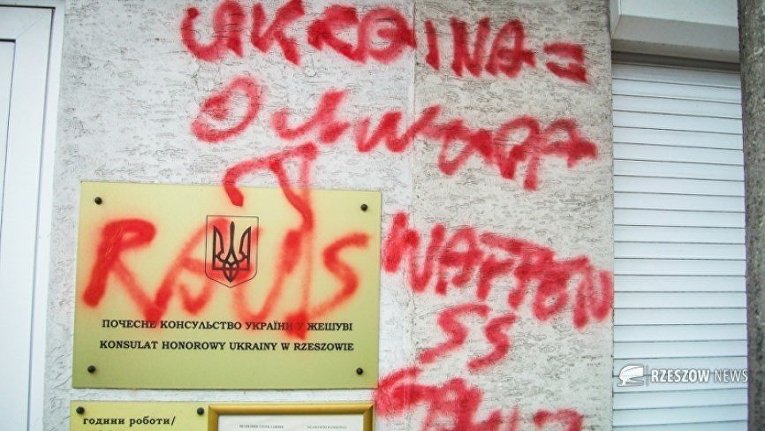 Вандалы разрисовали консульство Украины в Польше