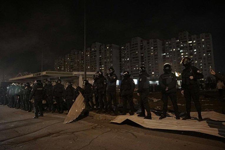 Кордоны полиции перед скандальной АЗС на Ревуцкого в Киеве