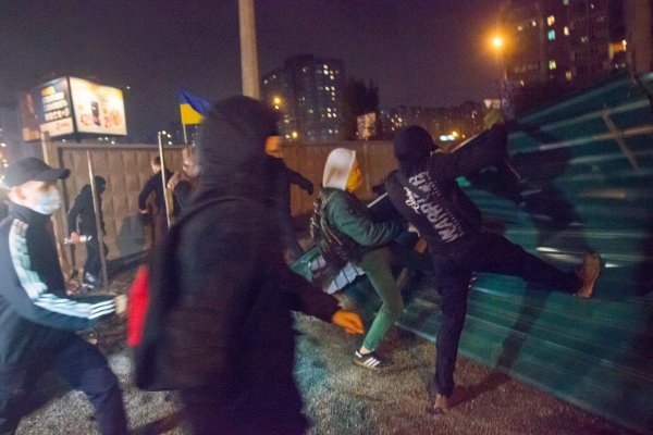 Погром на недостроенной АЗС на ул. Ревуцкого в Киеве