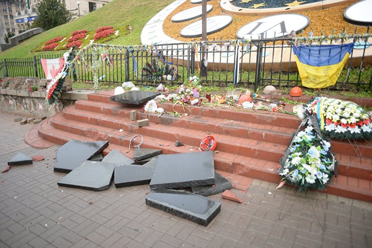 В центре Киева разгромили памятник жертвам Майдана