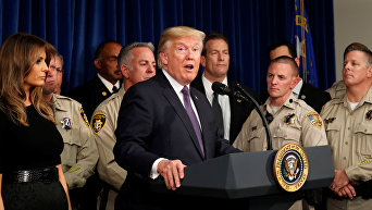Президент США Дональд Трамп приехал в среду на несколько часов в Лас-Вегас, чтобы встретиться с работниками экстренных служб и пострадавшими в результате стрельбы