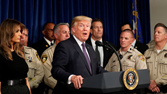 Президент США Трамп говорит с полицией в Лас-Вегасе