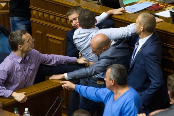 Потасовка между депутатами Рады произошла в сессионном зале во время голосования законопроекта о восстановлении суверенитета над оккупированным Донбассом