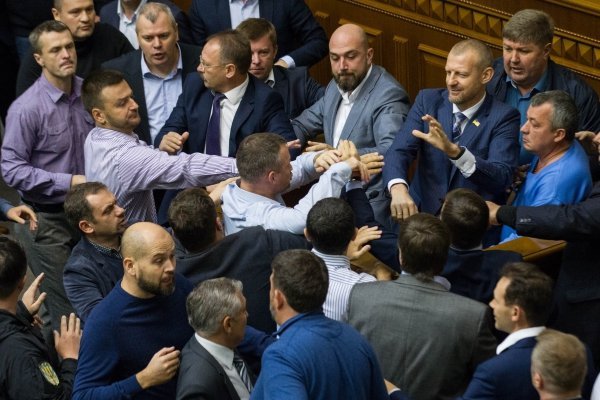 Потасовка между депутатами Рады произошла в сессионном зале во время голосования законопроекта о восстановлении суверенитета над оккупированным Донбассом