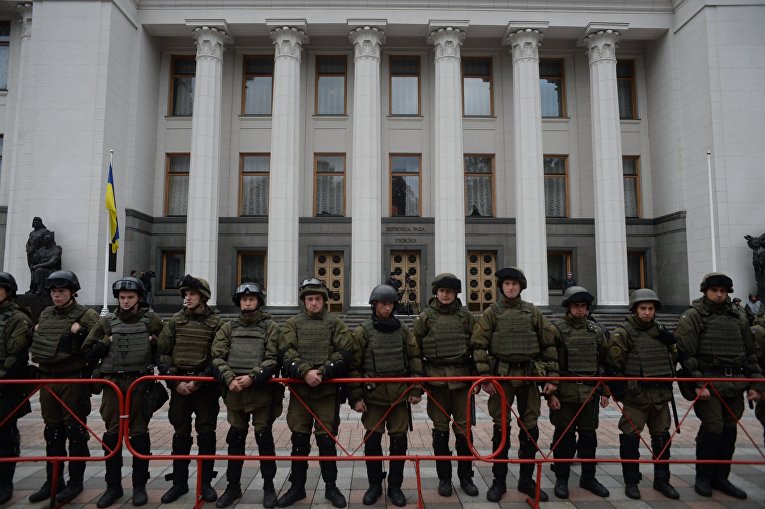 Ситуация под Верховной Радой в день голосования законопроекта о восстановлении суверенитета над оккупированным Донбассом