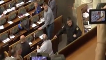 Появился момент удара Тетерука по голове Семенченко за дымовую шашку. Видео