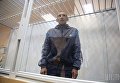 Вандал, который разрушил памятный знак героям Небесной сотни, Юрий Чеканов в стеклянном боксе во время заседания Печерского районного суда Киева