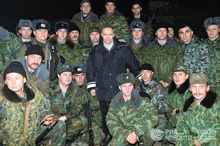 Владимир Путин с российскими военными во время его пребывания в Чечне в декабре 1999 года
