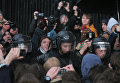 Сотрудники правоохранительных органов и фотографы на Тверской улице в Москве во время несанкционированной акции, 7 октября 2017