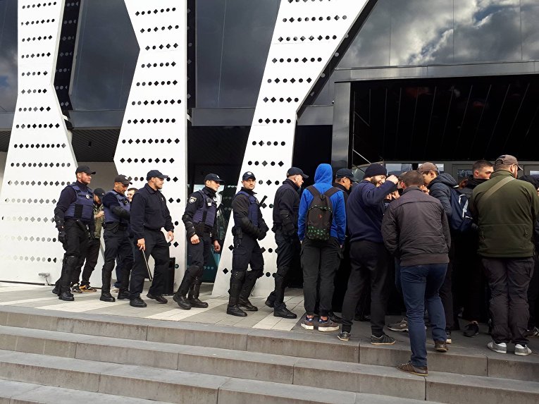 Ситуация возле львовского клуба, где должен выступить Сергей Бабкин, 7 октября 2017