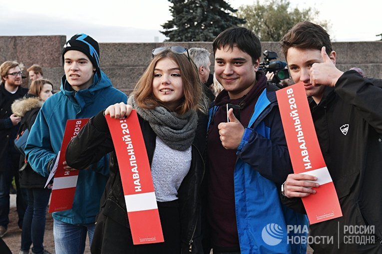 Участники несанкционированной акции на Марсовом поле в Санкт-Петербурге