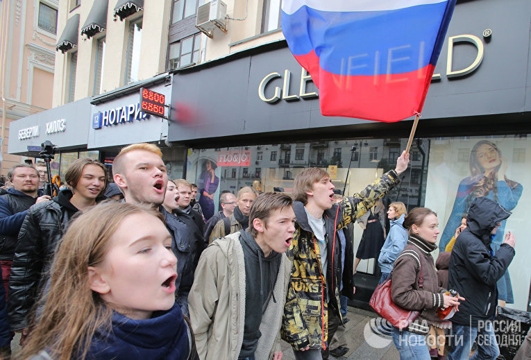 Участники несанкционированной акции протеста идут по Тверской улице в Москве