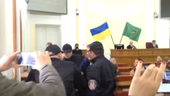 В Харькове охрана горсовета силой вывела экс-депутата из зала заседаний. Видео
