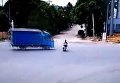В Китае водитель скутера выжил после столкновения с двумя автомобилями. Видео