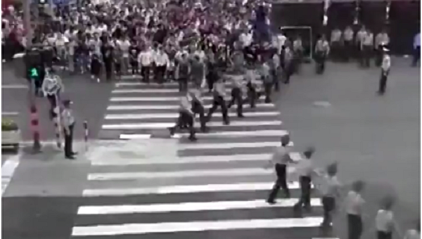 Шагом марш, или Как солдаты регулируют пешеходный переход в Китае. Видео