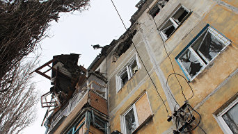 Дом, пострадавший в результате обстрела, в Донецке. Архивное фото