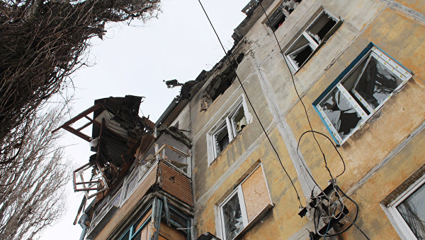 Пострадавший в результате обстрела дом в Донецке. Архивное фото