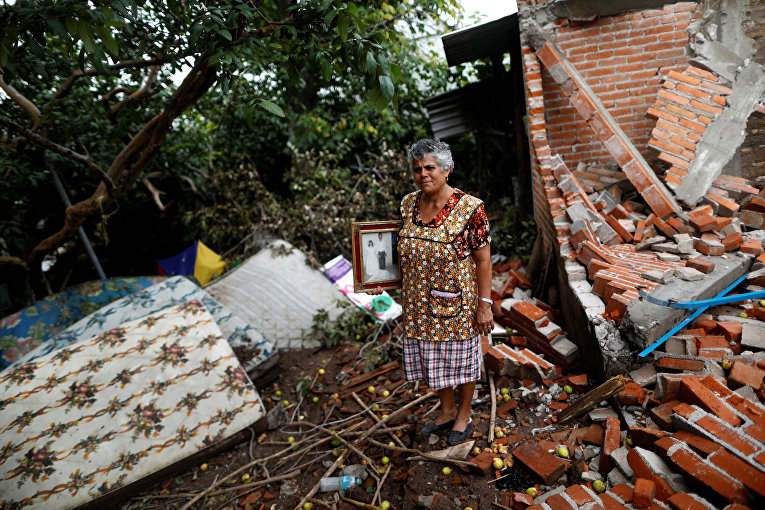 Домохозяйка на фоне обломках своего дома после землетрясения в Сан-Хосе Платанар, Мексика