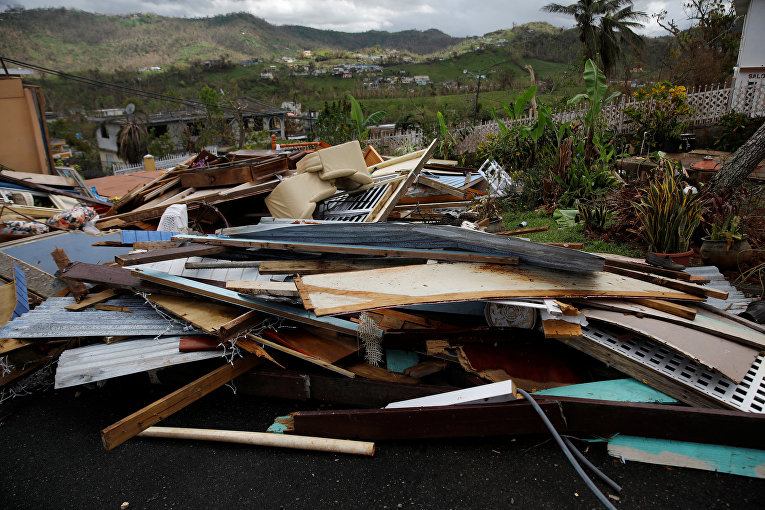Обломки дома, поврежденного ураганом Мария у Сан-Хуана, Пуэрто-Рико