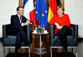 Канцлер Германии Ангела Меркель и президент Франции Эммануэль Макрон встречаются на двусторонних переговорах до открытия книжной ярмарки в Франкфурте