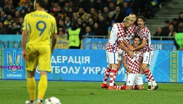 Игроки сборной Хорватии по футболу радуются забитому голу во время матча 10-го тура квалификации чемпионата мира-2018 между сборными Украины и Хорватии