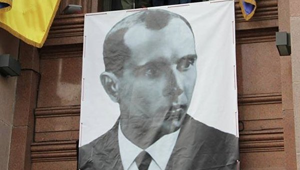 Портрет Степана Бандеры на здании Киевсовета. Архивное фото