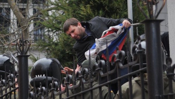 Депутат Рады Парасюк срывает флаг России с генконсульства во Львове. Архивное фото