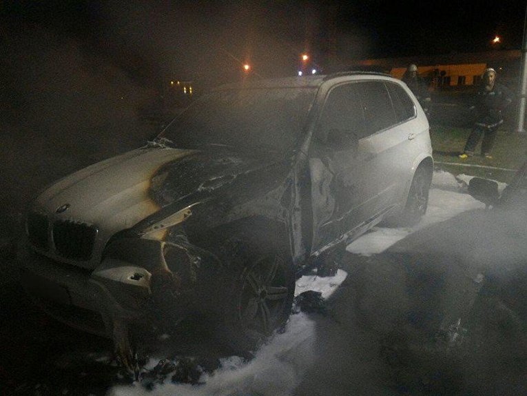 В Харькове неизвестные подожгли сразу четыре BMW