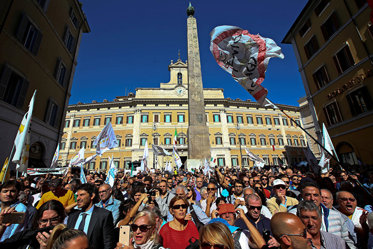 Протесты у правительственного дворца в Риме.
