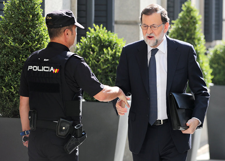 Премьер-министр Испании Мариано Рахой прибывает в парламент в Мадриде, Испания.