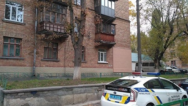 В Киеве неизвестный устроил стрельбу из окна жилого дома