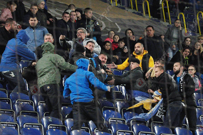 Драка фанатов во время матча между командами Днепр и Днепр-1