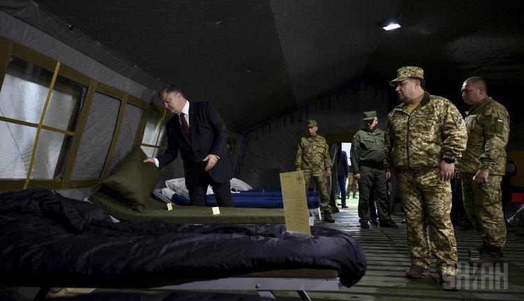 Президент Украины Петр Порошенко осмотрел современные модульные военные палатки отечественного производства, в Киеве