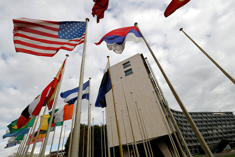 Американский флаг развевается у штаб-квартиры Организации Объединенных Наций по вопросам образования, науки и культуры (ЮНЕСКО) в Париже