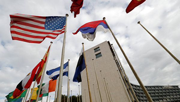 Американский флаг развевается у штаб-квартиры Организации Объединенных Наций по вопросам образования, науки и культуры (ЮНЕСКО) в Париже