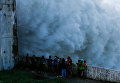 Люди наблюдают за тем, как гидроэлектростанция Хоа Бинь открывает водозаборные ворота после сильного ливня, вызванного тропической депрессией в провинции Хоа Бинь за пределами Ханоя, Вьетнама.