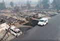 Дрон снял, как почтальон развозит почту по сгоревшему городу в Калифорнии