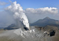 На действующем вулкане Симмое в Японии впервые за последние шесть лет началось извержение. Улицы ближайшего к нему города Тахакару покрылись вулканическим пеплом.