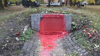 Памятник участника УПА облили краской в Харькове