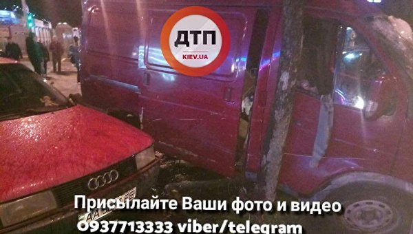 В Киеве произошло масштабное ДТП с маршруткой, есть пострадавшие