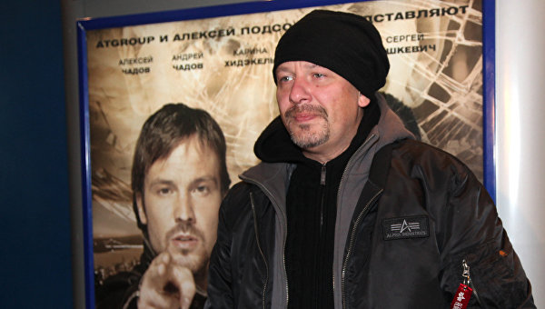 Актер Дмитрий Марьянов позирует фотографу перед премьерой фильма Slove. Прямо в сердце.